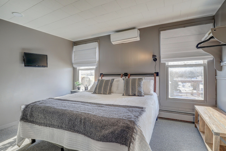 Bedroom 5, Auberge des Cantons, Memphrémagog