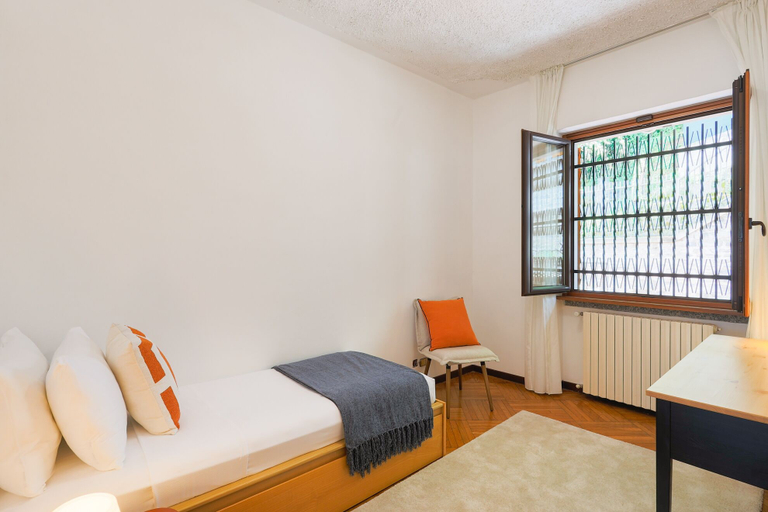 Room 2, 270 View, Como