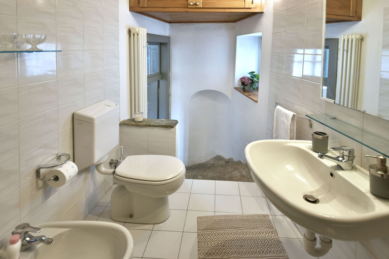 Bathroom 4, Roseto del Drago, Sondrio