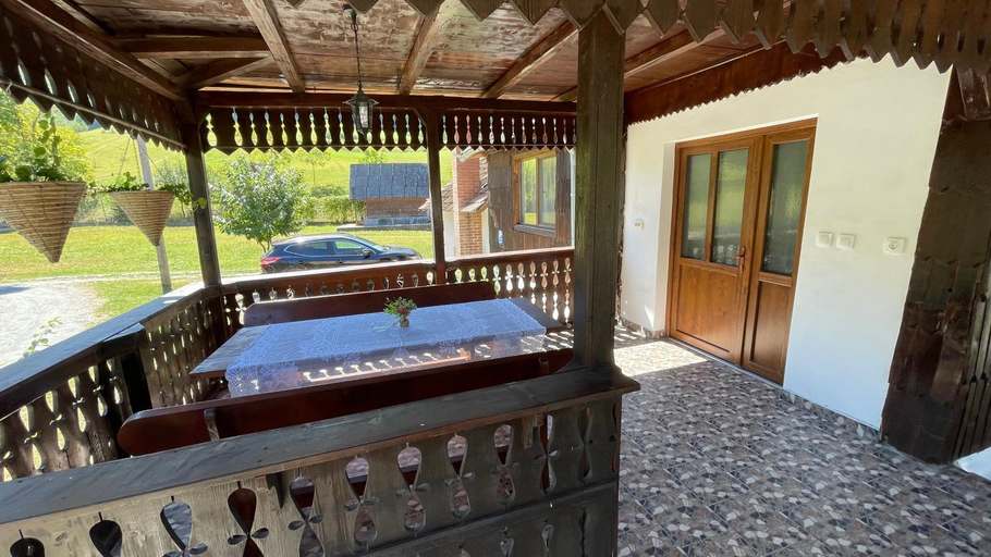 Others 4, Casa Aurelia, Pietroasa