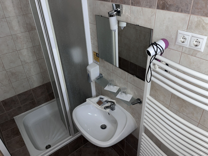 Bathroom 3, Hotel Rose City, Budapesti