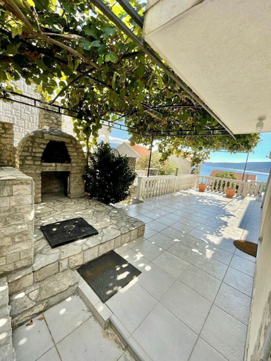 Sport & Beauty 3, Family House with pool & sea view