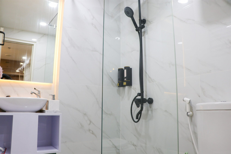 Bathroom 2, Cozy Stay And Minimalist 1Br Tokyo Riverside Pik 2 Apartment, Tangerang