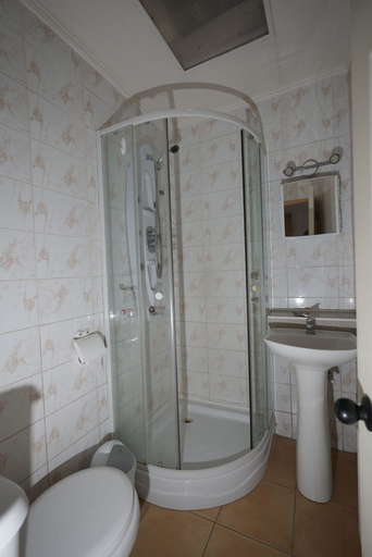 Bathroom 3, Refugio Atreyu, Cordillera