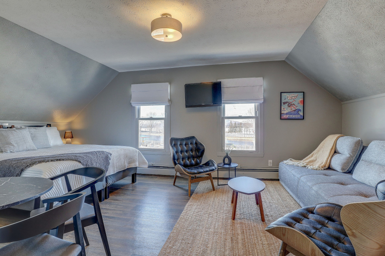 Others 4, Auberge des Cantons, Memphrémagog