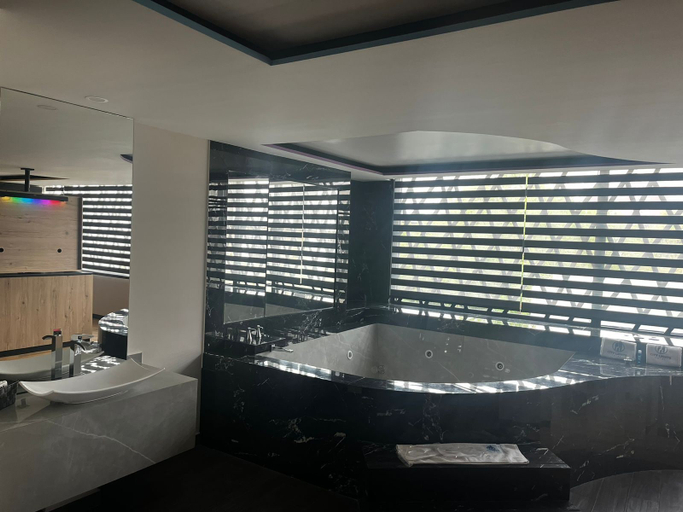 Bathroom 4, Hotel city lights, Mexico City