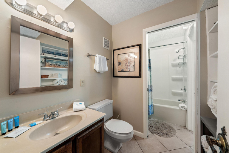 Bathroom 3, The Summit 820, Bay