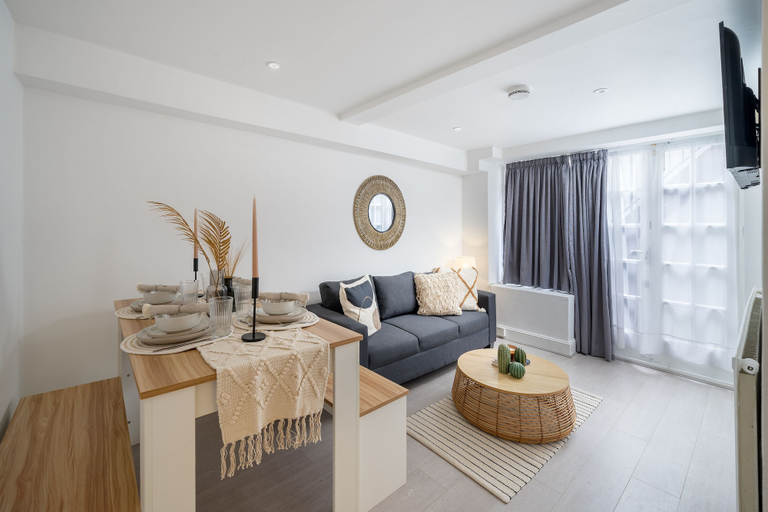 Others 5, Russell Sq Suite 2 Bed Apartment, London