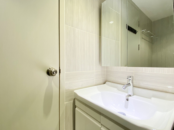 Bathroom 2, Warm And Cozy Studio At Vasanta Innopark Apartment, Cikarang