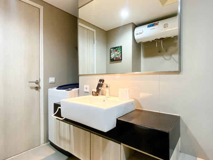 Bathroom 2, Cozy And Nice Studio At Azalea Suites Apartment, Cikarang