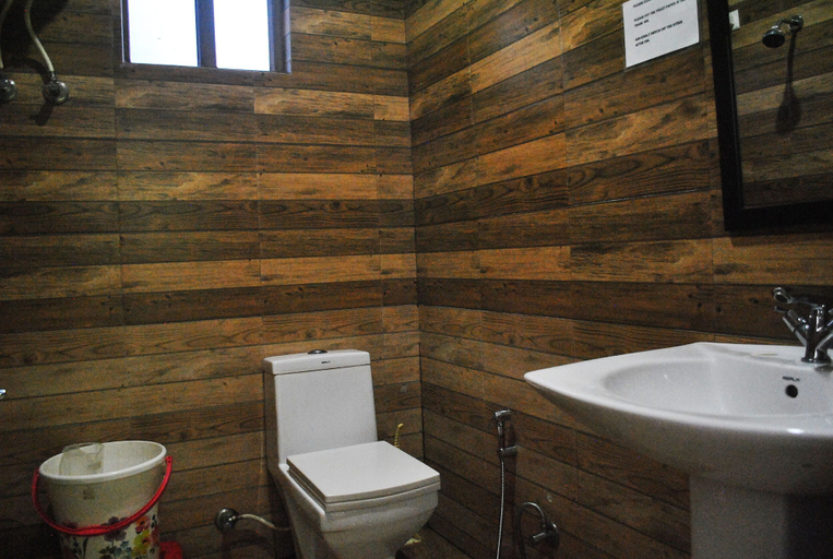 Bathroom 4, Hotel Misty Woods, Kangra