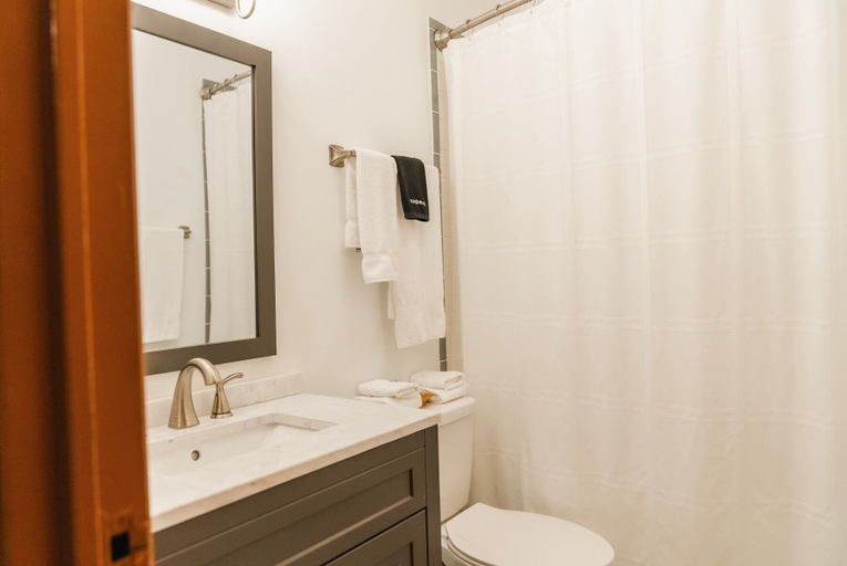 Bathroom 4, General Denver Hotel, Clinton