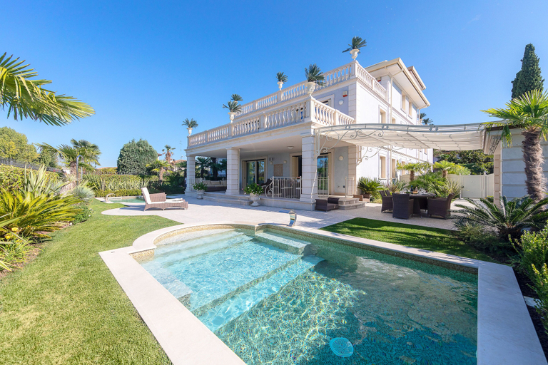Sport & Beauty 5, Luxury Lakefront Catullo with pool, Brescia