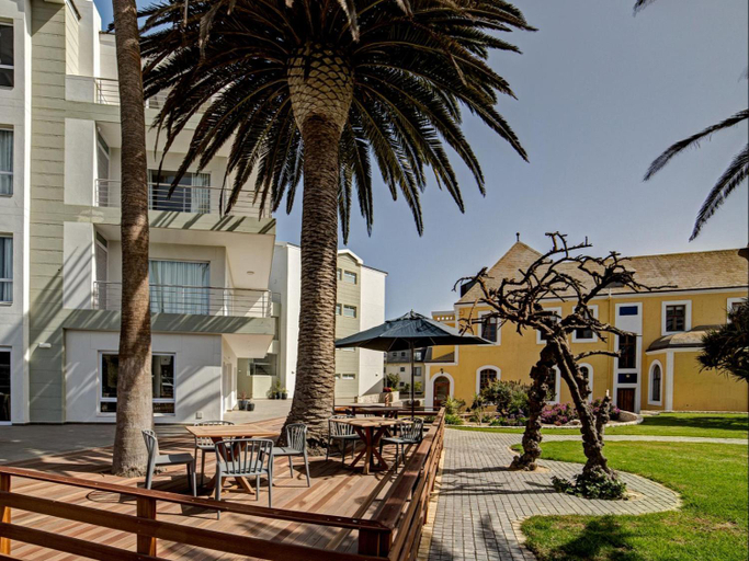 Exterior & Views
