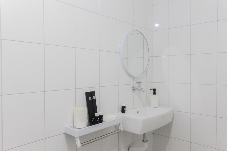 Bathroom 2, Comfortable 2BR at Emerald Bintaro Apartment, South Tangerang