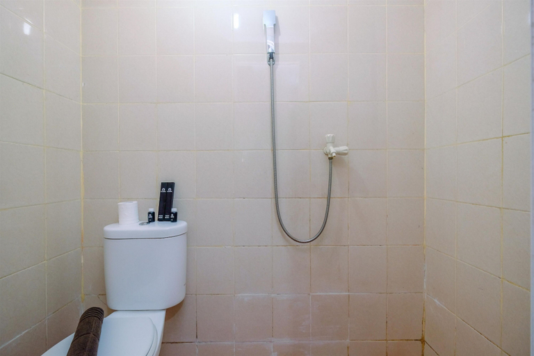 Bathroom 2, Comfortable And Simple Studio At Sunter Park View Apartment, North Jakarta
