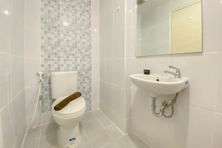 Bathroom 3, Cozy Look Studio Tokyo Riverside Pik 2 Apartment, Tangerang
