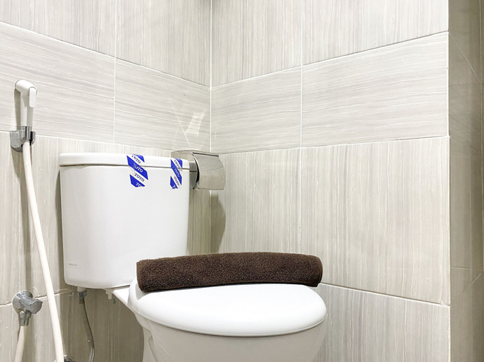 Bathroom 2, Minimalist And Nice Studio At Vasanta Innopark Apartment, Cikarang