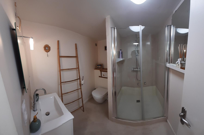 Bathroom 2, La cigale et la fourmi, Gard