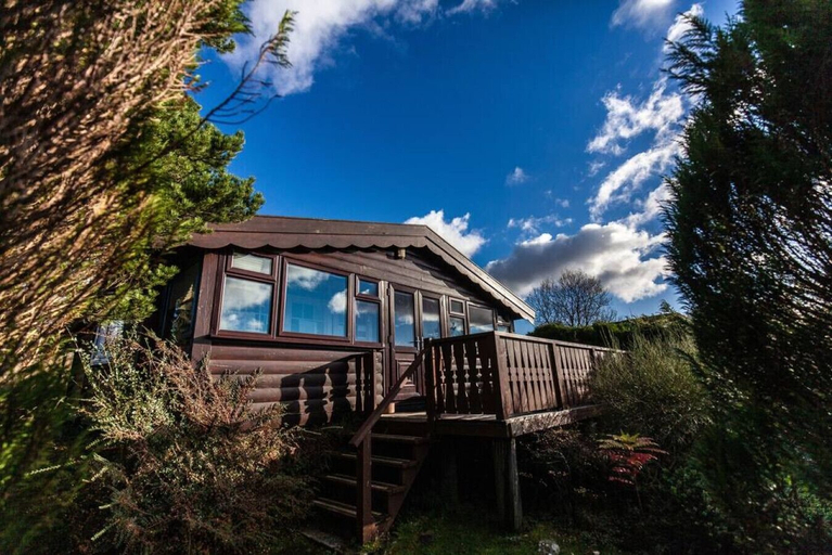 Exterior & Views, Spacious 3 Bed Log Cabin in Snowdonia, Gwynedd