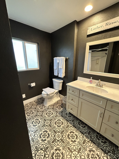Bathroom 3, The Rellik House and Winery, Jackson