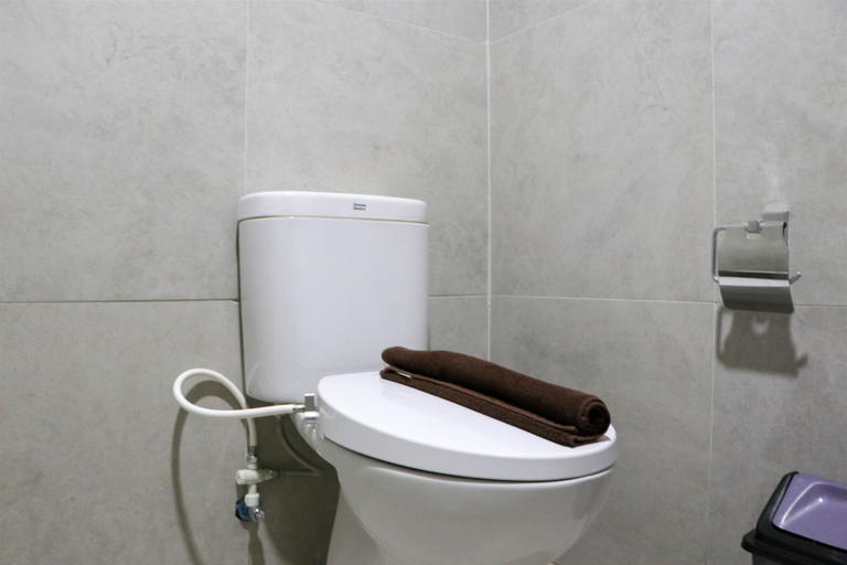 Bathroom 3, Cozy And Nice Studio Room Pollux Chadstone Apartment, Cikarang