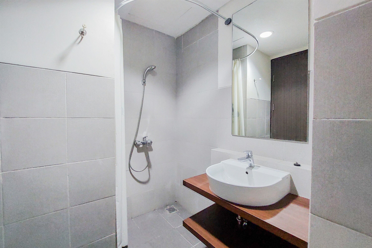 Bathroom 2, Homey Studio At Bintaro Icon Apartment, South Tangerang