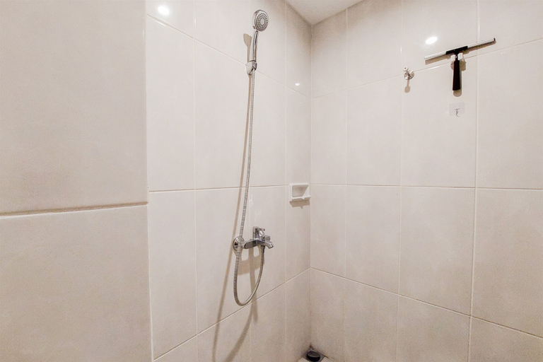 Bathroom 4, Minimalist And Strategic Studio At Serpong Garden Apartment, Tangerang