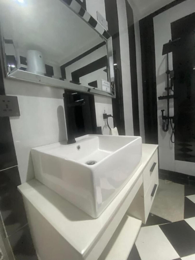 Bathroom 3, Bluxton Hill Hotel, Obio/Akp