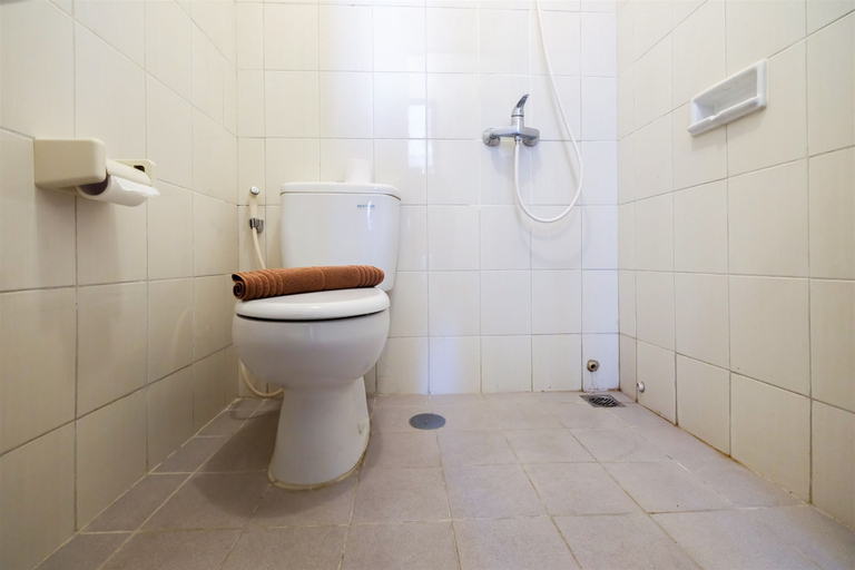 Bathroom 4, Homey 2Br Signature Park Grande Apartment, East Jakarta