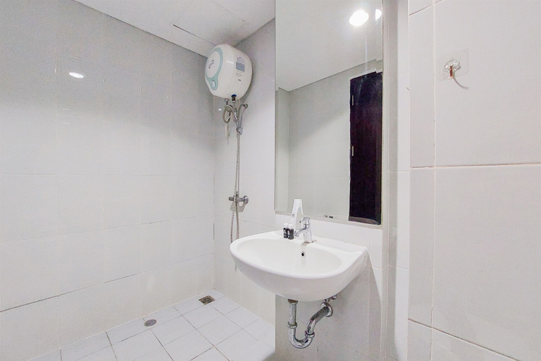 Bathroom 4, Comfort And Cozy Stay Studio Casa De Parco Apartment, Tangerang