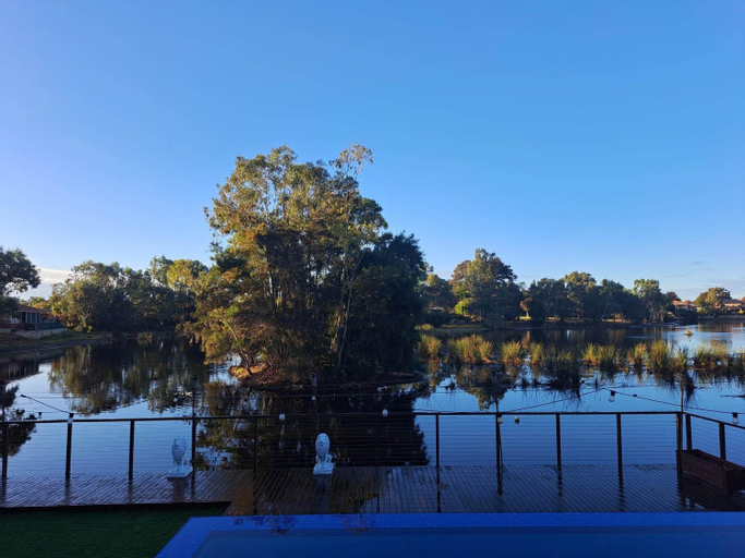 Sport & Beauty 2, Paradise On The Lakes Escape, Swan
