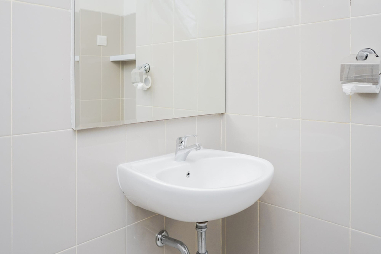 Bathroom 4, Comfortable 2BR Apartment at Bintaro Plaza Residence, South Tangerang