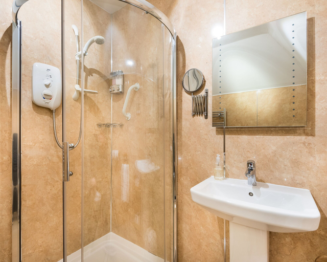 Bathroom 4, Claymore Guest House and Apartments, Perthshire and Kinross