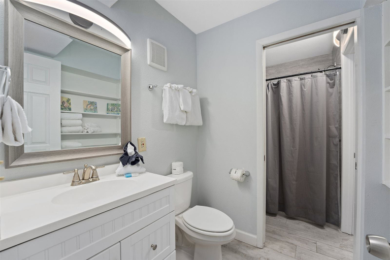 Bathroom, The Summit 1006, Bay