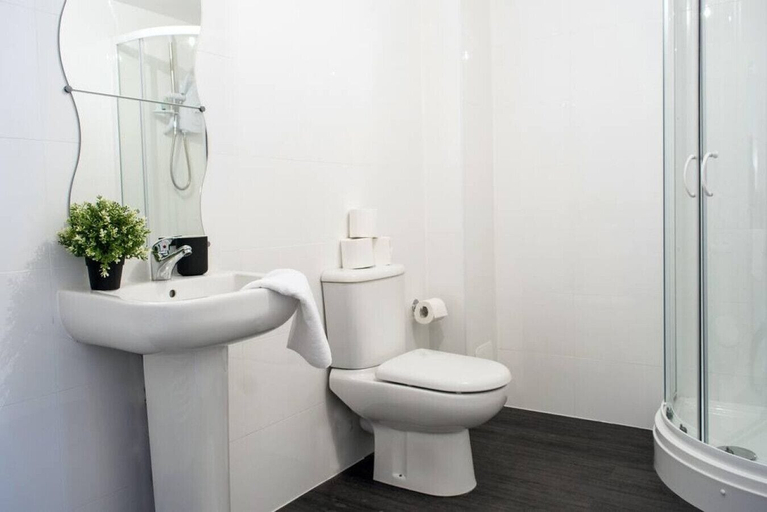 Bathroom, 2 Bedroom Apt Leamington Spa, Warwickshire