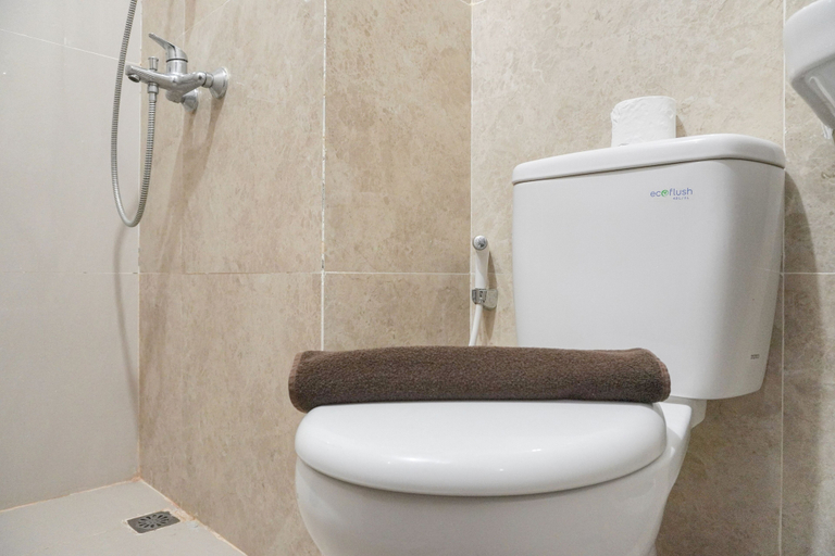 Bathroom 3, Best And Homey Studio At Transpark Bintaro Apartment, Tangerang Selatan