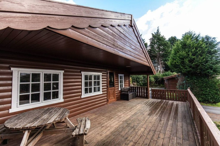 Exterior & Views 2, Brenin 3 Bedroom rural wood Lodge, Gwynedd