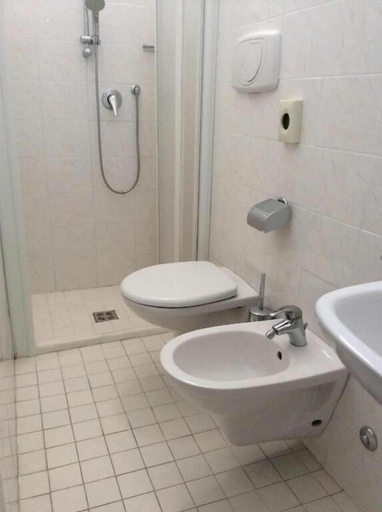 Bathroom 3, Hotel Byron, Rimini