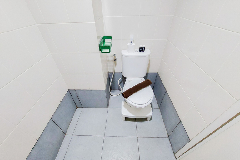 Bathroom, Homey And Nice Studio At Akasa Pure Living Bsd Apartment, South Tangerang