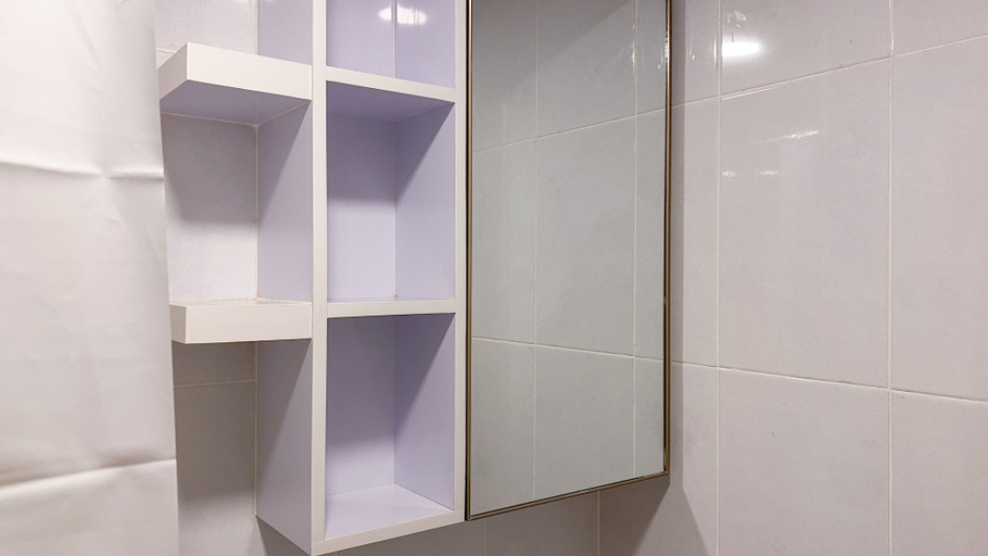 Bathroom 4, Best Deal And Homey 2Br Tokyo Riverside Pik 2 Apartment, Tangerang