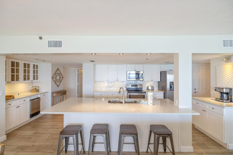 Others 5, Long Beach T2 806, Bay
