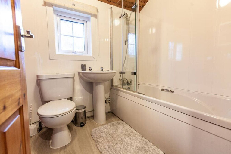Bathroom, Brenin 3 Bedroom rural wood Lodge, Gwynedd