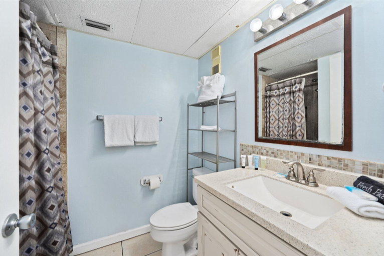 Bathroom 2, Moondrifter 606, Bay