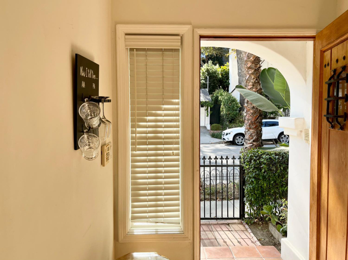 Others 2, Hollywood Hills Homestay, Los Angeles