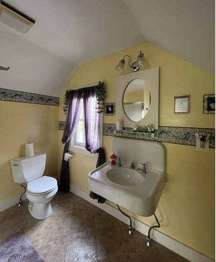 Bathroom 3, Admiral Peary Inn, Oxford