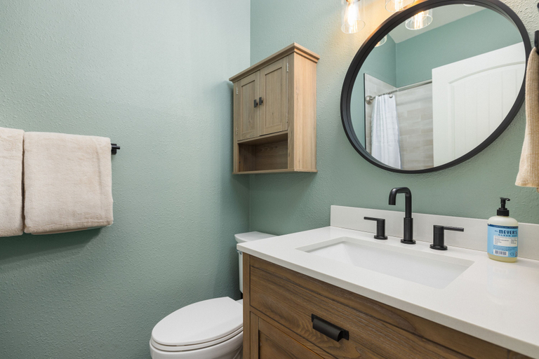 Bathroom 4, The Snuggly Otter, Deschutes