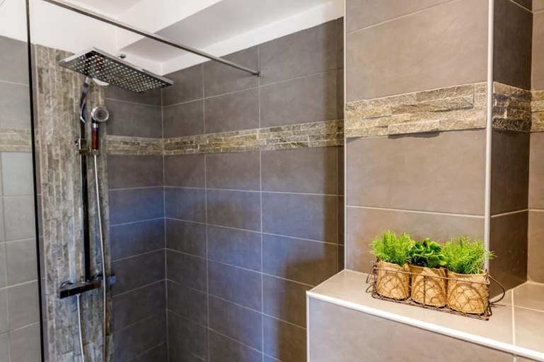 Shower 2, SUEDE 3 AP4209 By Riviera Holiday Homes, Alpes-Maritimes