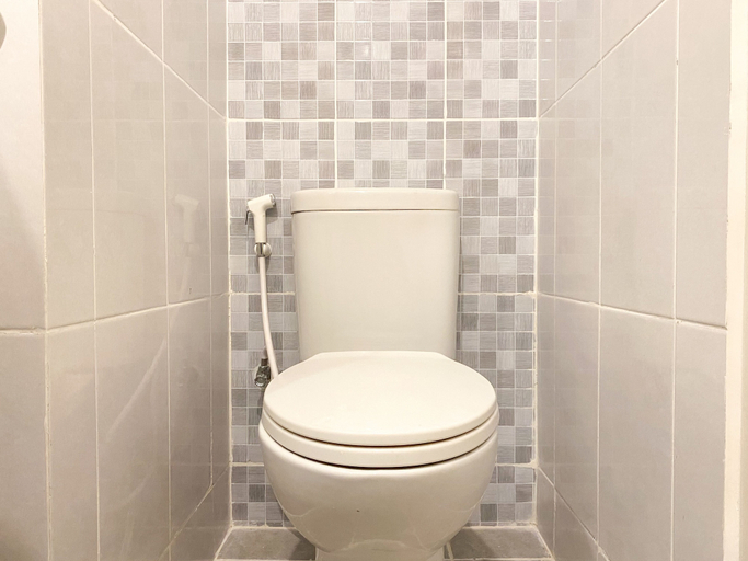 Bathroom 3, Homey And Restful Studio Room Tokyo Riverside Pik 2 Apartment, Tangerang