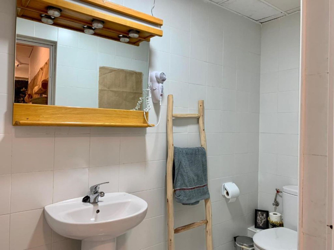Bathroom 5, Boga Hostel, Madrid